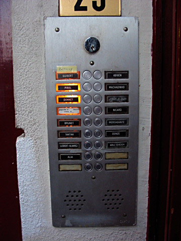 Je sonne à l'interphone