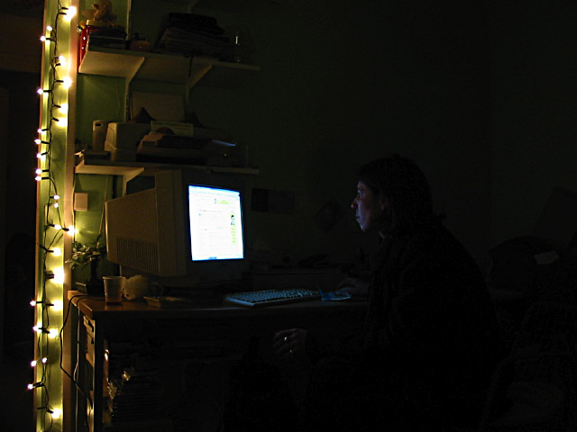 Nathalie devant l'ordinateur