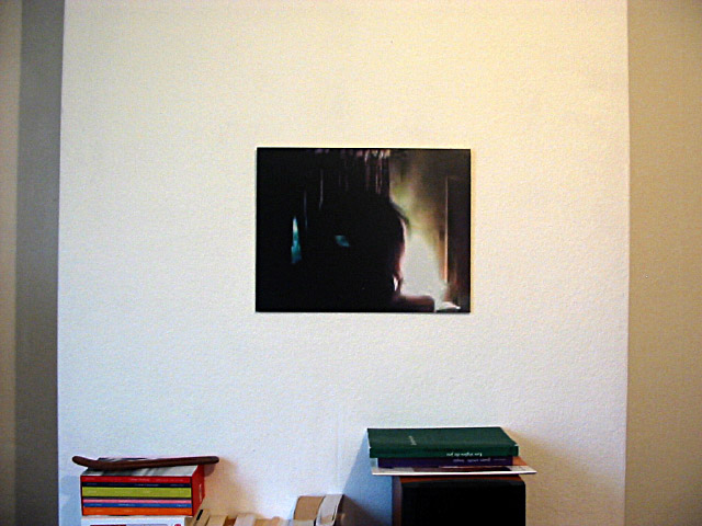 Il m'apporte un tableau en remerciement pour mon aide