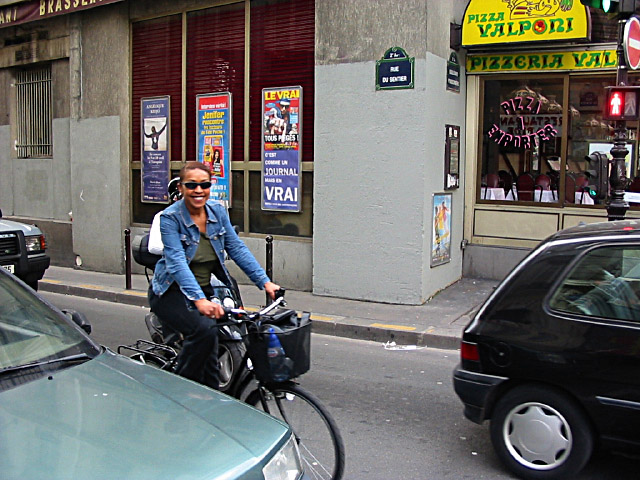 Marie arrive sur son vélo