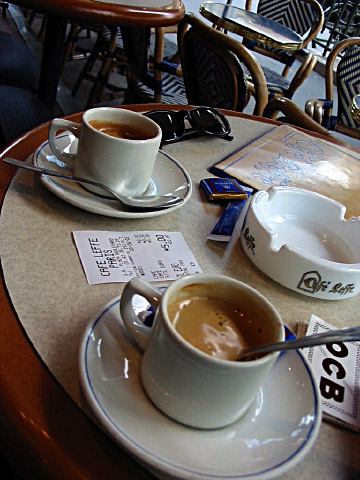 Je bois un café
