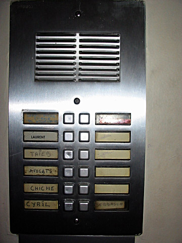 Je sonne à l'interphone
