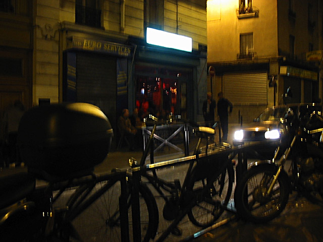 Nous allons patienter dans le bar d'en face