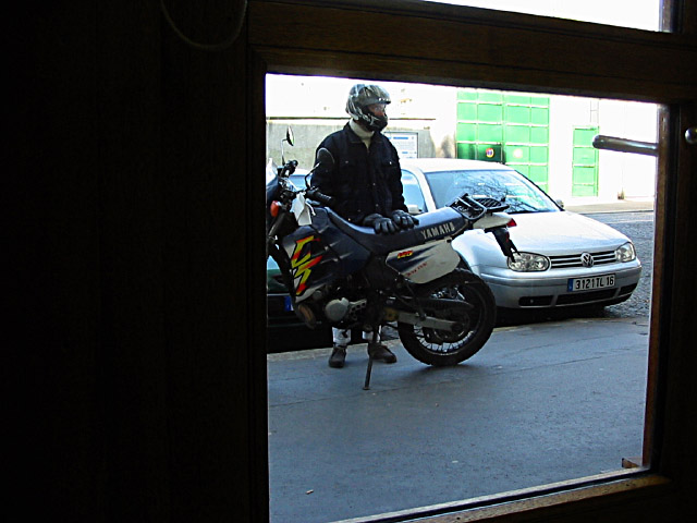 Il me conduit en moto au SAV Canon