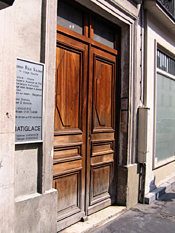 L'entrée de l'immeuble de Sabine