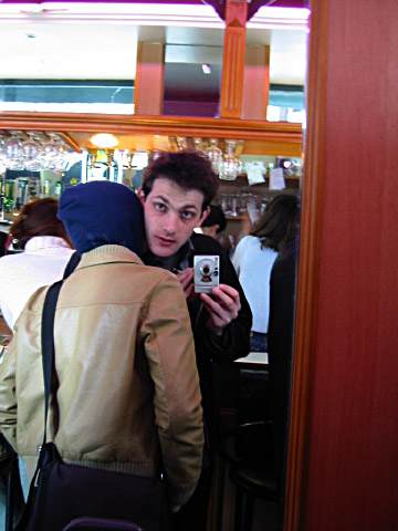 Nous allons dans un bar