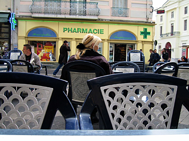 Nous nous installons à la terrasse d'un café