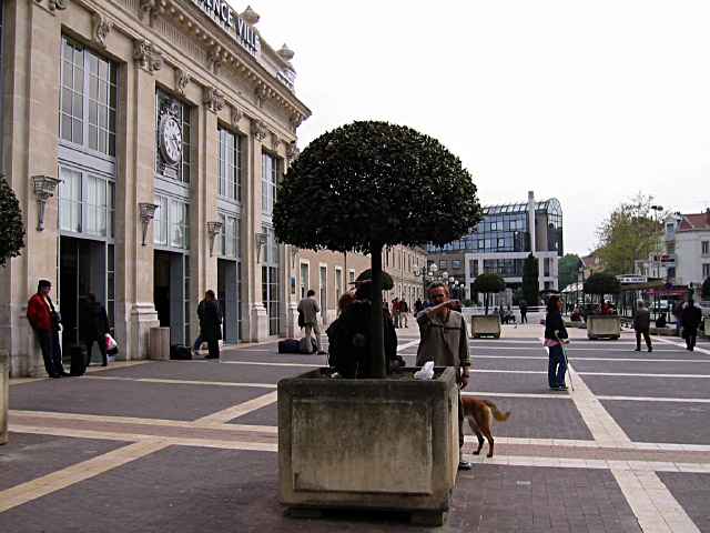 Nous attendons devant la gare