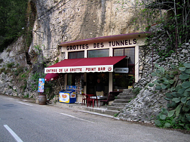 Nous allons boire un verre à la Grotte des tunnels