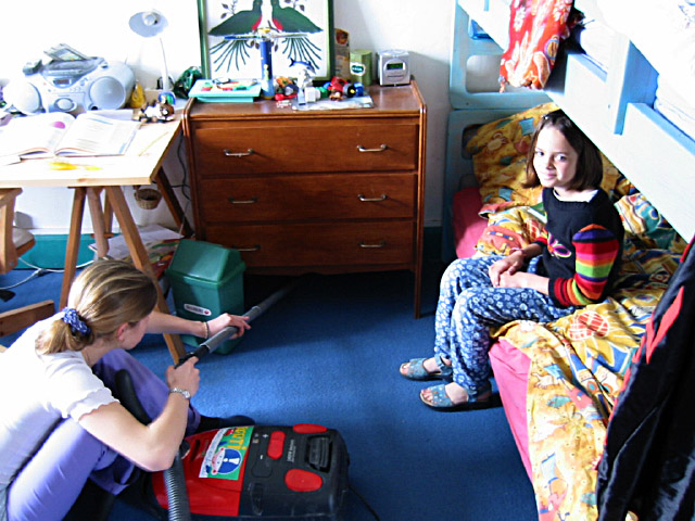 Je visite la chambre d'Angèle qu'elle partage provisoirement avec Aurore
