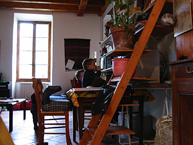 Les enfant sont devant l'ordinateur