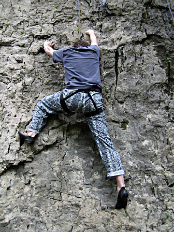 Sandrine a installé une corde. Je commence à grimper