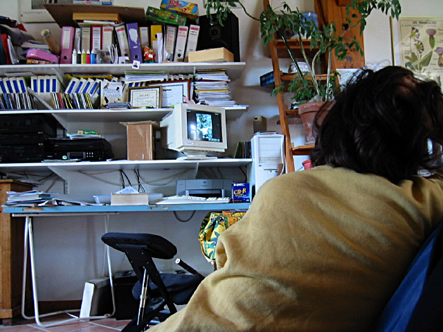 Sabine devant les photos de la veille