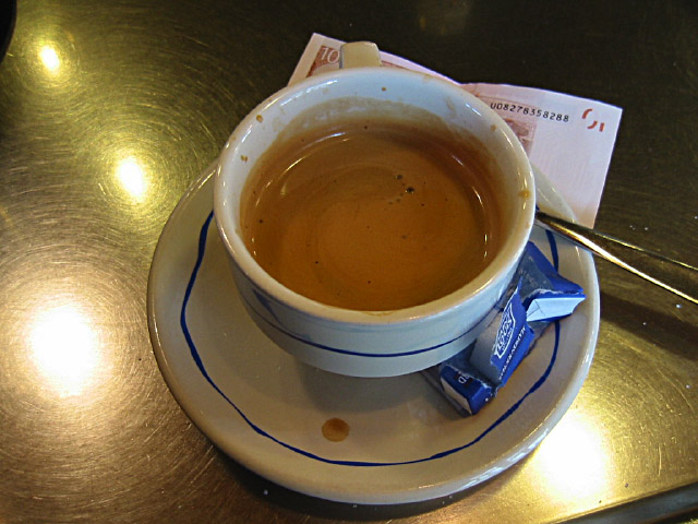 Je bois un café