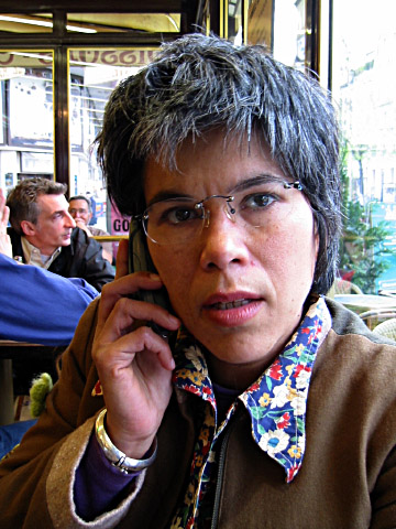 Alice au téléphone