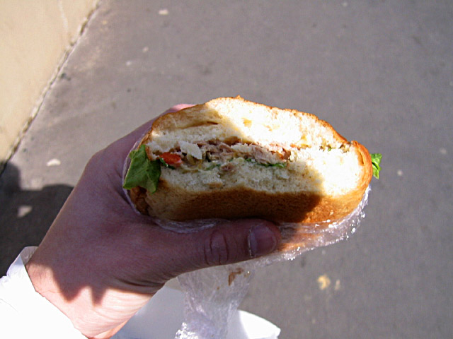Je mange un sandwich