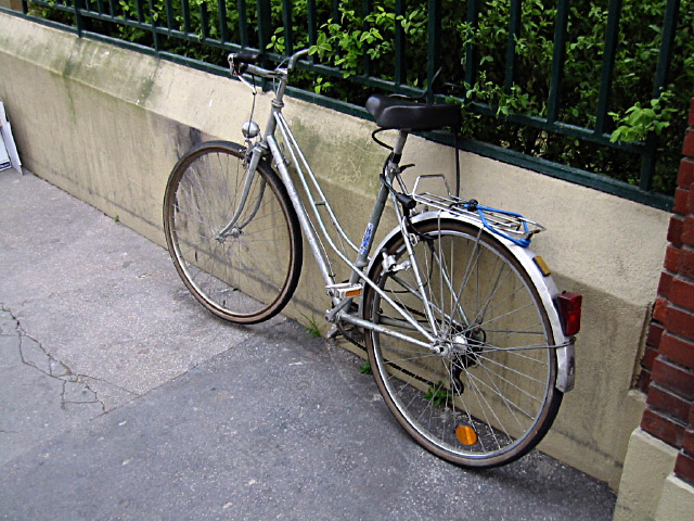 Nous sortons. Sabine me montre son vélo
