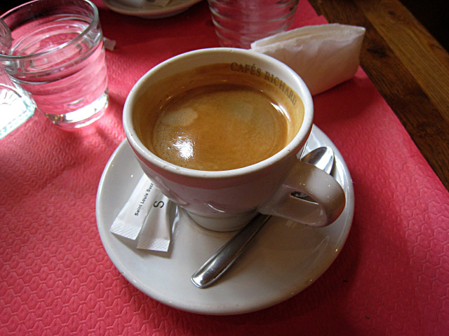 Je bois un café
