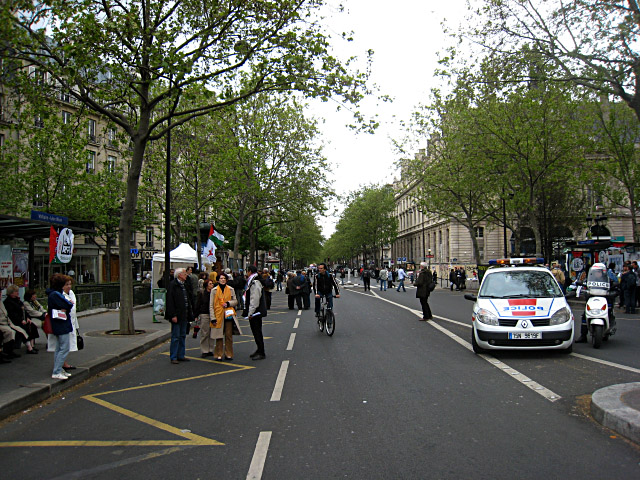 Nous marchons et croisons une petite manifestation