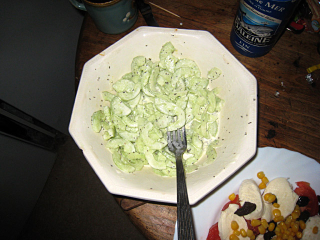 Je prépare une salade de concombre