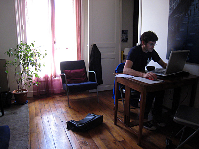 Nous allons travailler chez moi