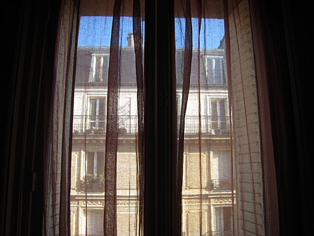 Je regarde à la fenêtre
