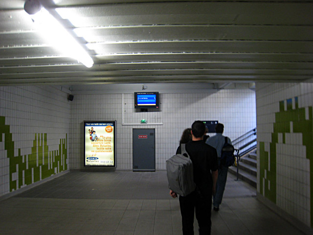 Nous empruntons le passage souterrain