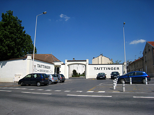 Nous arrivons au siège de Taittinger