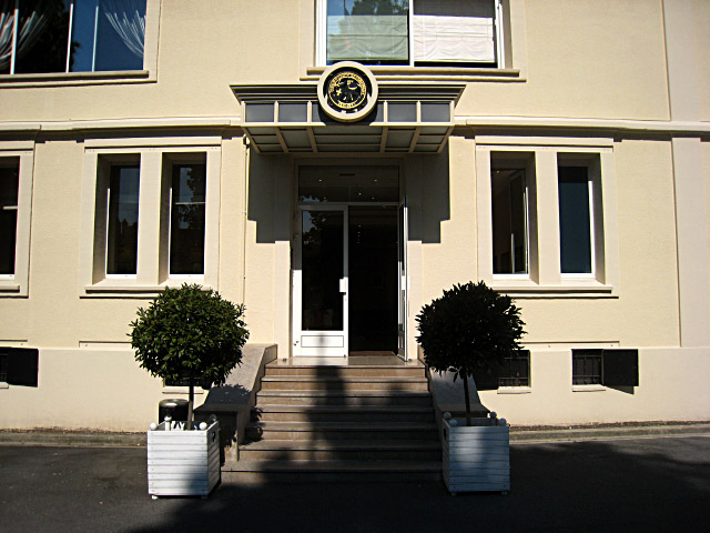 Nous entrons dans ce batiment