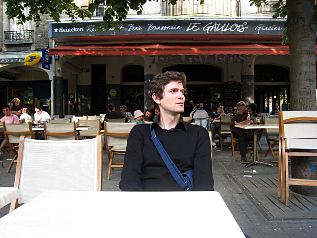 Nous nous installons en terrasse