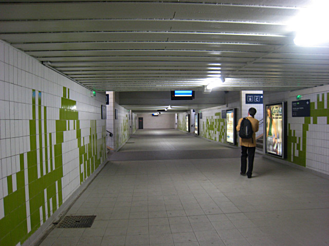 Nous empruntons le tunnel souterrain