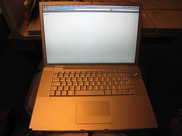 Nous nous installons dans le train. Il y a internet. Je me connecte