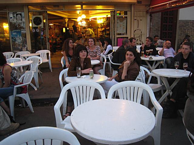 Je retrouve Marjolaine et Aurore à une terrasse