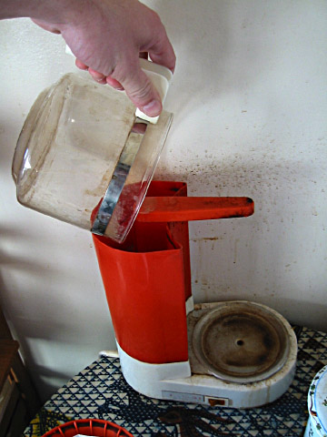 Je verse l'eau dans la cafetière