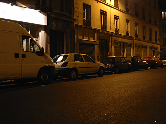 J'attends en bas de chez elle