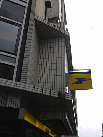 Je vais à la poste