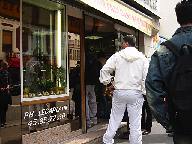 Je fais la queue à la boulangerie