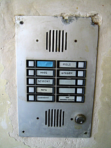 Je sonne à l'interphone