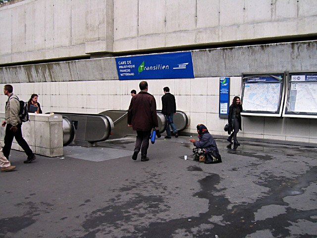 Nous marchons jusqu'au métro
