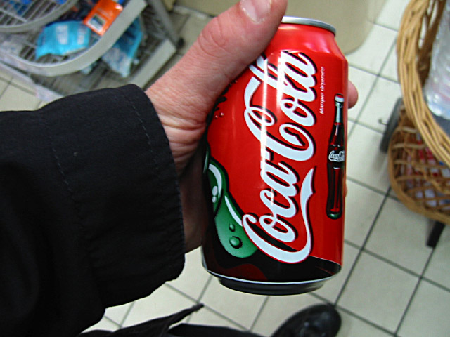 Je prends une canette de coca
