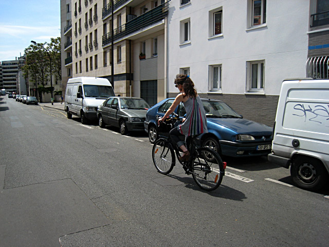 Marjolaine est en vélo