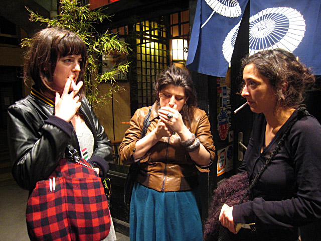 Les filles fument leur clope