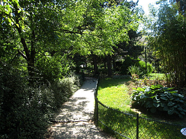 Nous allons dans le square de la roquette