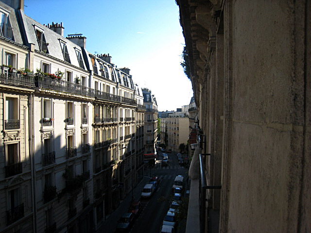 Je regarde à la fenêtre