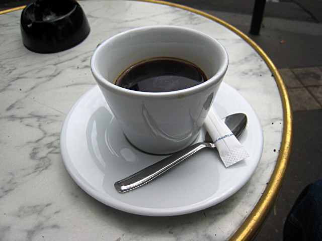 Nous buvons un café en terrasse