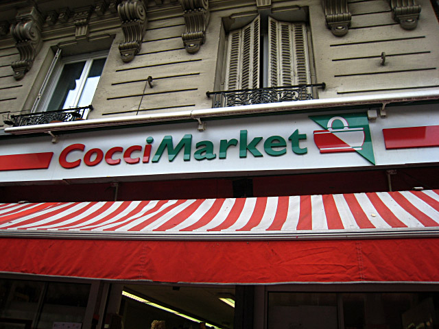 Nous achetons de quoi grignoter à Cocci Market
