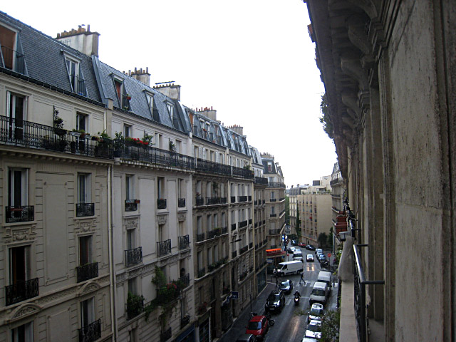 Je regarde à la fenêtre
