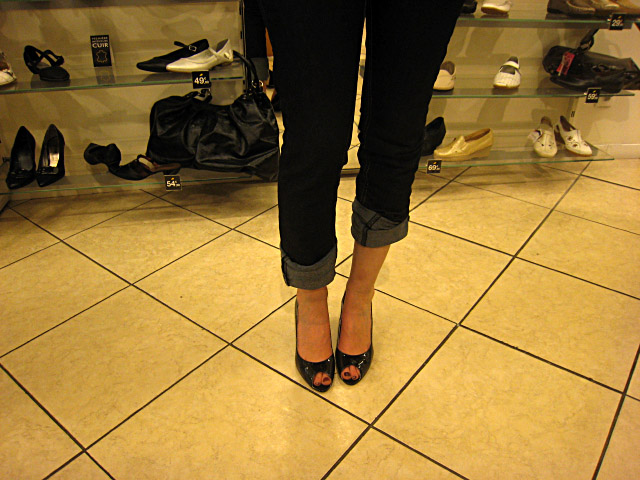 Marjolaine essaye des chaussures