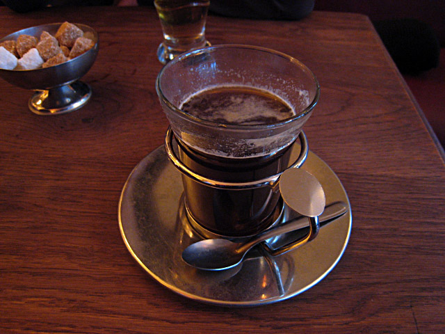 Je bois un café