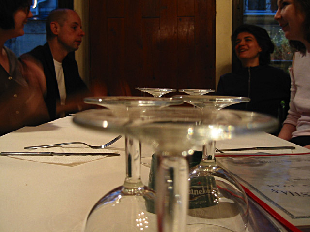 Nous nous installons dans un restaurant